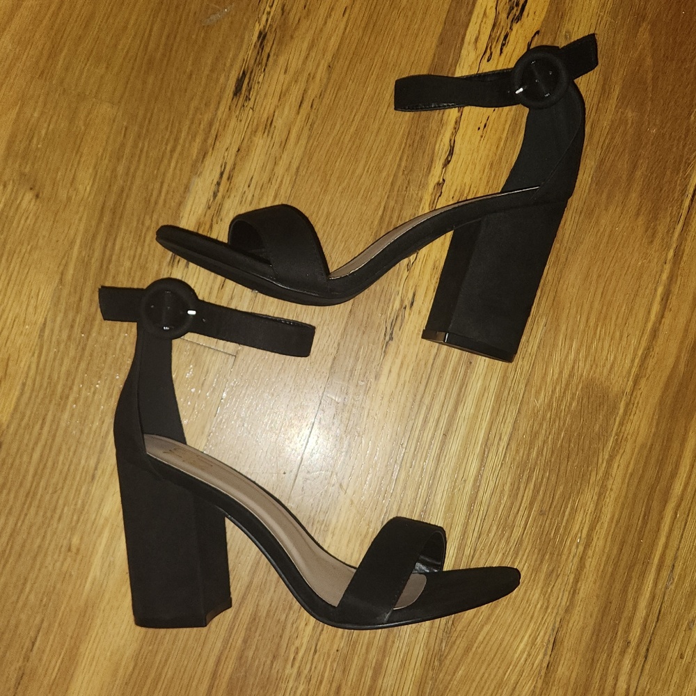 Small Heels - Picture 2 of 2